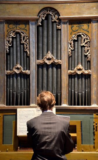 Ulfert Smidt spielt die Italienische Orgel. © Bernd Schwabe, Hannover