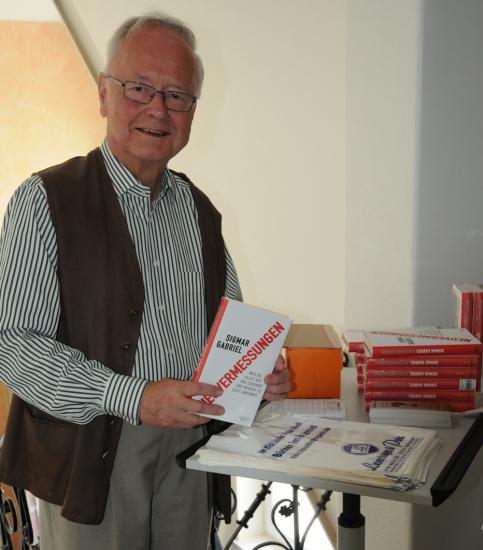 Büchertisch