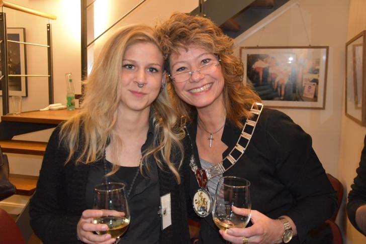 Jurymitglied Petra Marklein-Paas, Obermeisterin der Gold-und Silberschmiede-Innung Hannover (rechts)