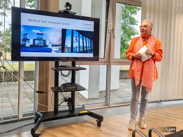 Dr. Sabine Wilp begrüßt die Gäste – Foto: Thorsten Luhm