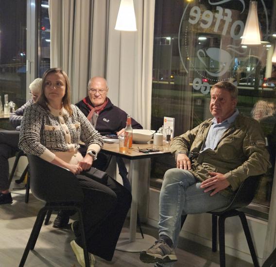 Teilnehmer im Café Ausblick