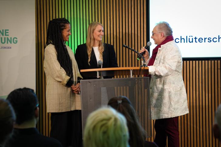 Dr. Sabine Wilp im Gespräch mit den Stipendiatinnen 2024 – Foto Jette Stöwer 