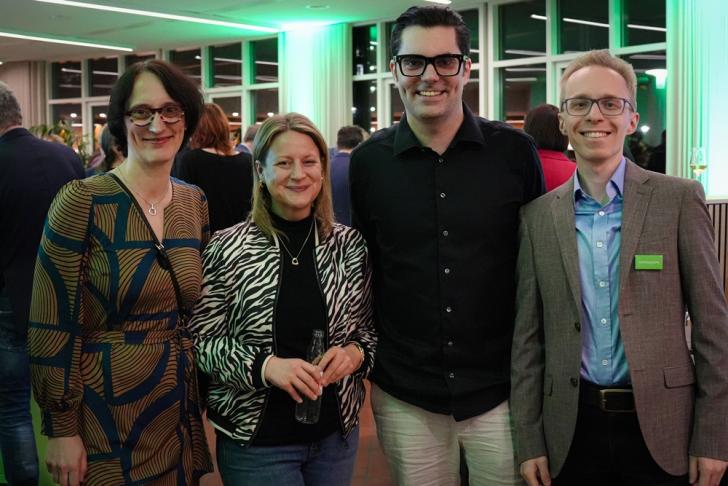 Marco Weiß (2. von rechts) mit Gästen – Foto: Jette Ströwer