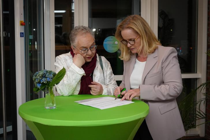 ... gemeinsam mit Karin Lahmann und Dr. Sabine Wilp – Foto: Jette Ströwer