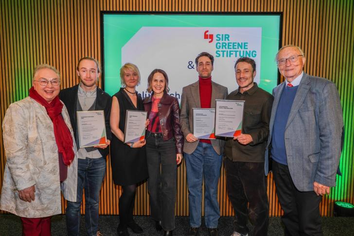 Die Preisträger mit Dr. Sabine Wilp und Valentin Schmidt, Vorsitzender des Kuratoriums der Sir-Greene-Stiftung – Foto: Frank Wilde