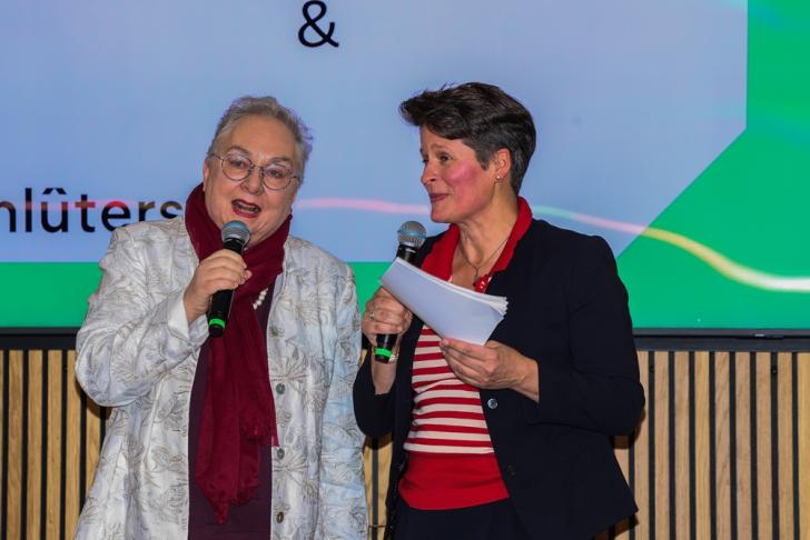 Dr. Sabine Wilp, Vorstandsvorsitzende der Sir-Greene-Stiftung (links), und Moderatorin Larissa Scheler – Foto: Frank Wilde