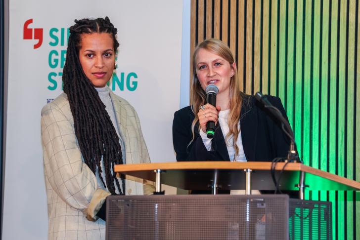 Carmen Maiwald (rechts), Internationales Medien-Stipendium 2024, berichtete über ihr Projekt – Foto: Frank Wilde