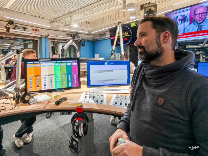 Live dabei im Hörfunkstudio – Foto: Thorsten Luhm