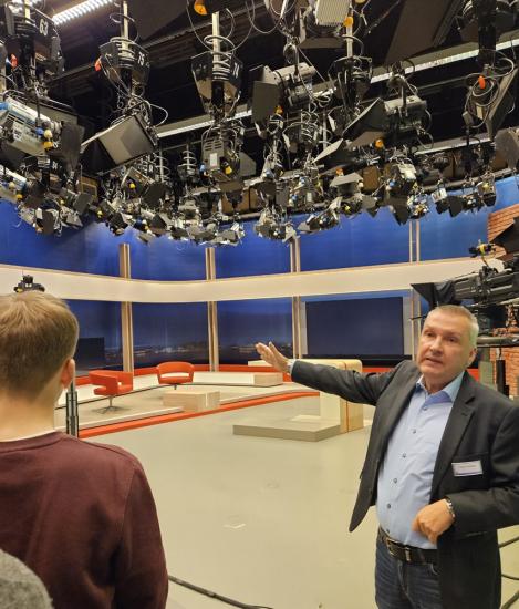 Blick ins Fernsehstudio – Foto: Dr. Sabine Wilp