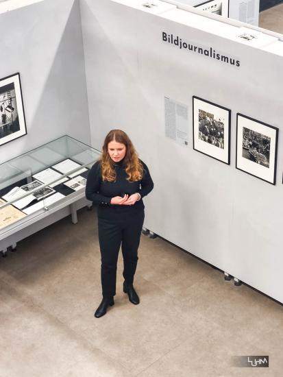 Rickie Lynne Giesel führte durch die Ausstellung | Foto: Thorsten Luhm