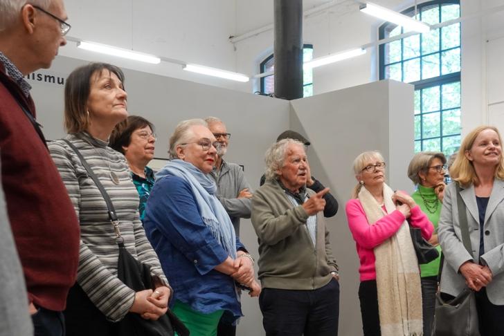 Der Künstler war anwesend: Joachim Giesel (Mitte) | Foto: Torsten Hamacher