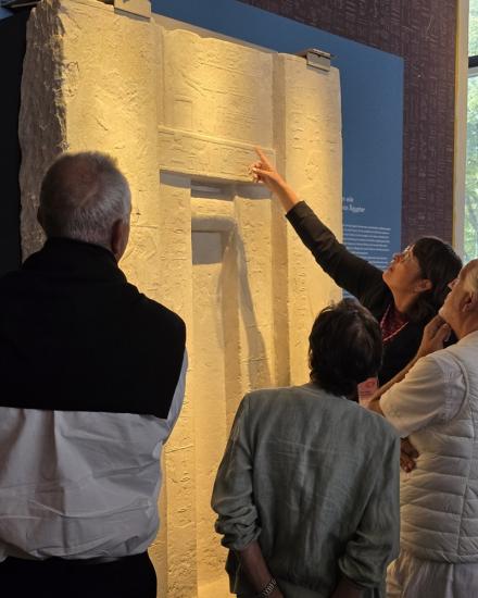 Museumsdirektorin Lara Weiss erläutert Details