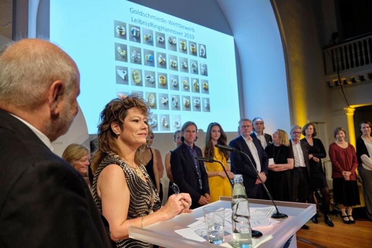 Petra Marklein-Paas stellt die Goldschmiede vor, die sich am Wettbewerb um den Ehrening beteiligt haben