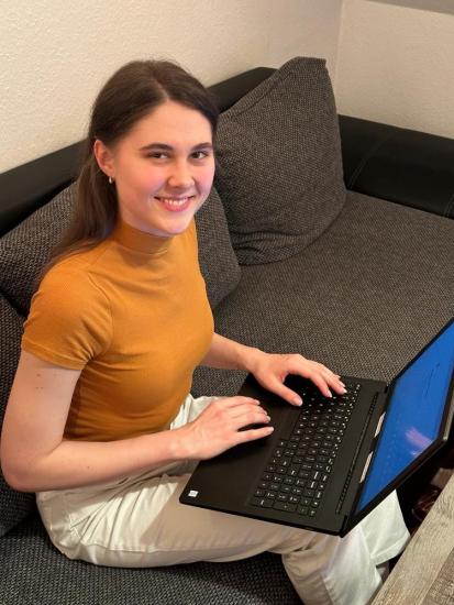 Maria Nikonova verbringt täglich viele Stunden am Laptop, um ihr Buch zu verfassen. Foto: Privat