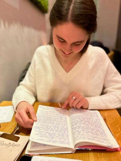 Die Autorin spricht über ihr Buchprojekt. Das auf Russisch geschriebene Tagebuch dient als Vorlage. Foto: Holger Bahl