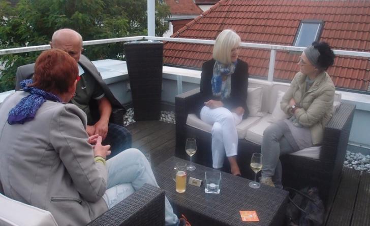 Gäste auf Balkon