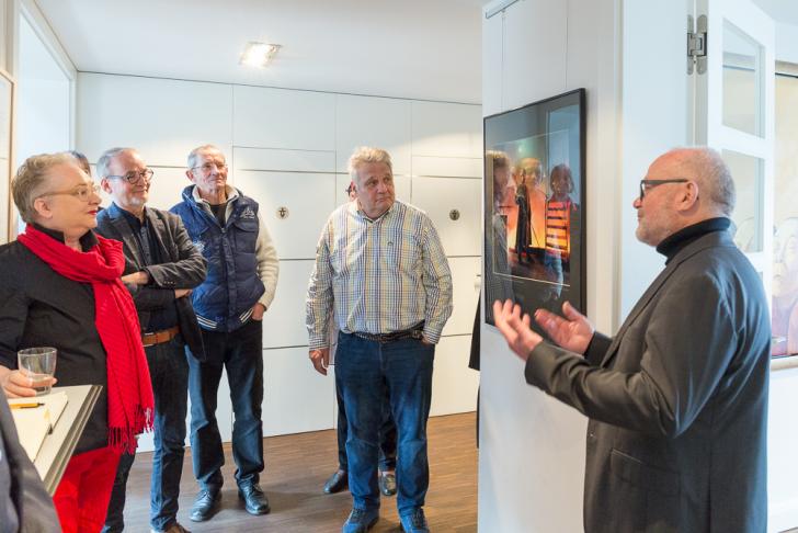 Manfred Zimmermann in der Ausstellung