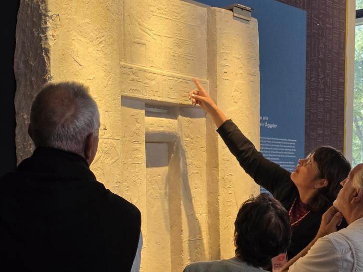 Museumsdirektorin Dr. habil. Lara Weiss bei der Führung