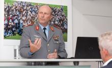 General Warnecke bei seinem Vortrag