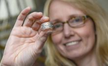 Andrea Spielmeyer mit ihrem Ring für Jens Arlt