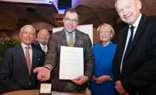 Botschafter Makeiev mit Ring und Urkunde