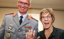 Preisträger Jens Arlt mit Laudatorin Annegret Kramp-Karrenbauer